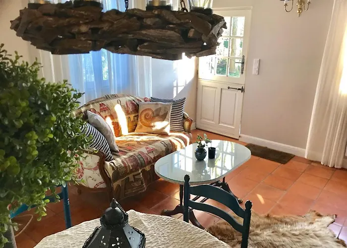Charmante Petite Maison Dans Le Jardin