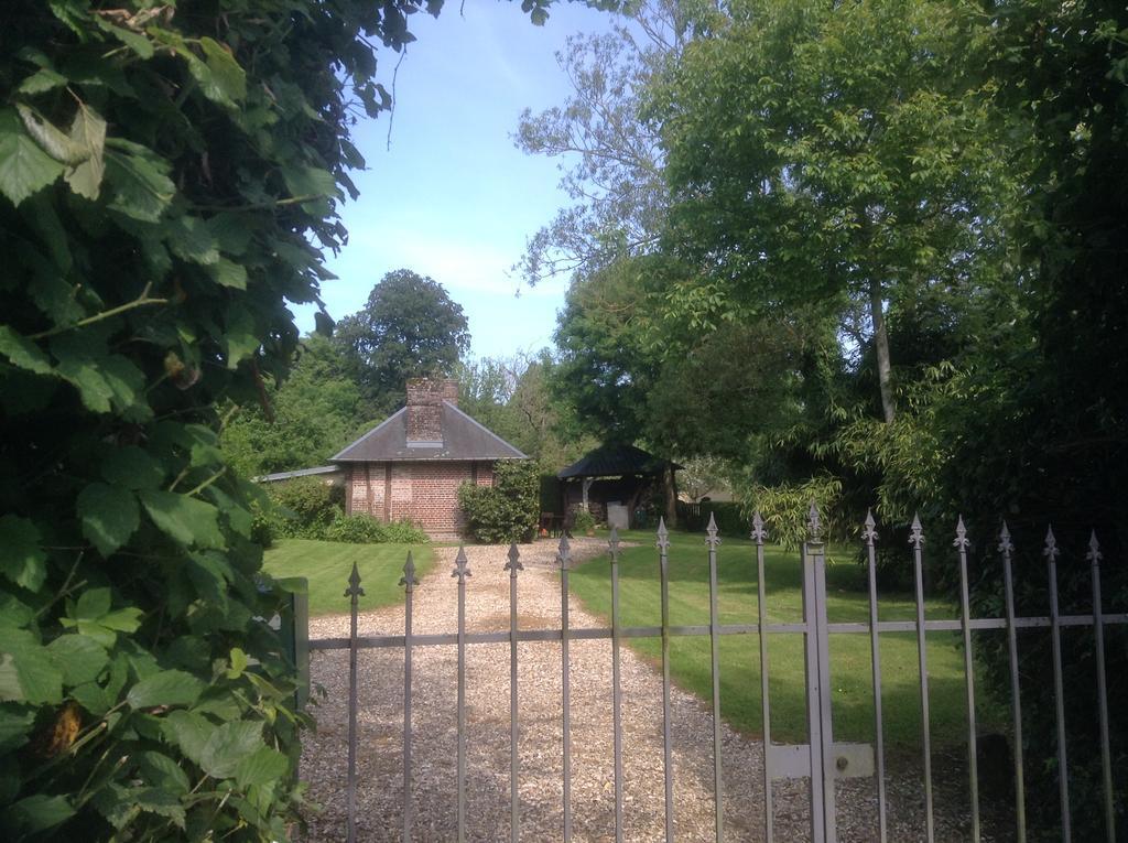 Charmante Petite Maison Dans Le Jardin * Letteguives